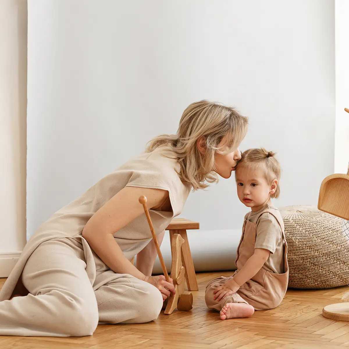 mama und tochter auf dem boden spielend