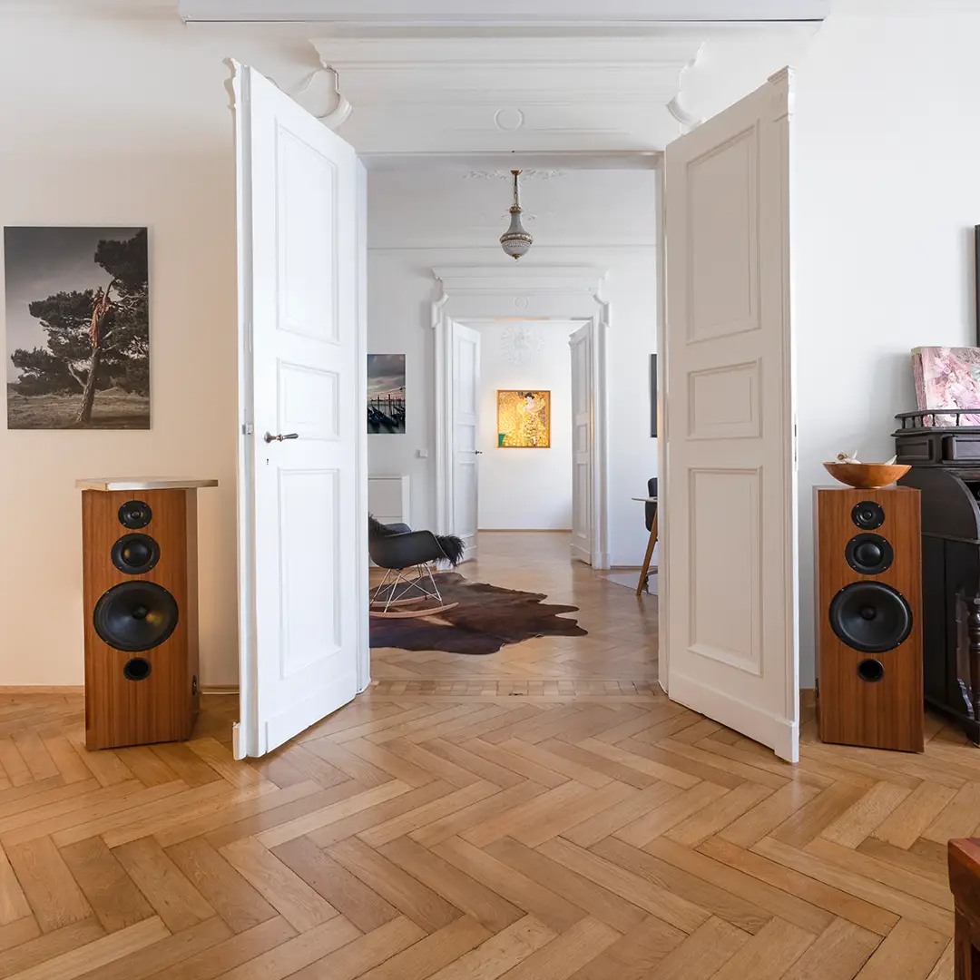 Fischgraet Parkett Wohnzimmer mit großen Boxen von einer Stereoanlage