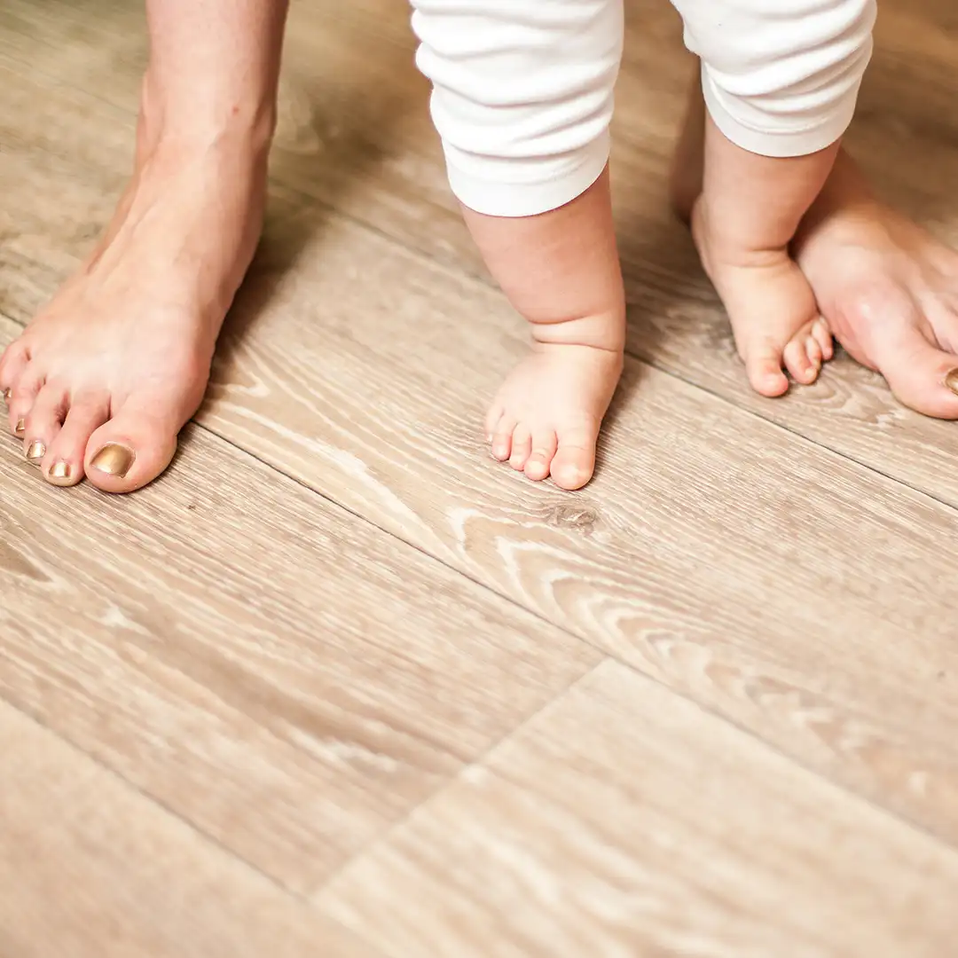 füße von einem kleinen baby und einer erwachsenen person nahaufnahme