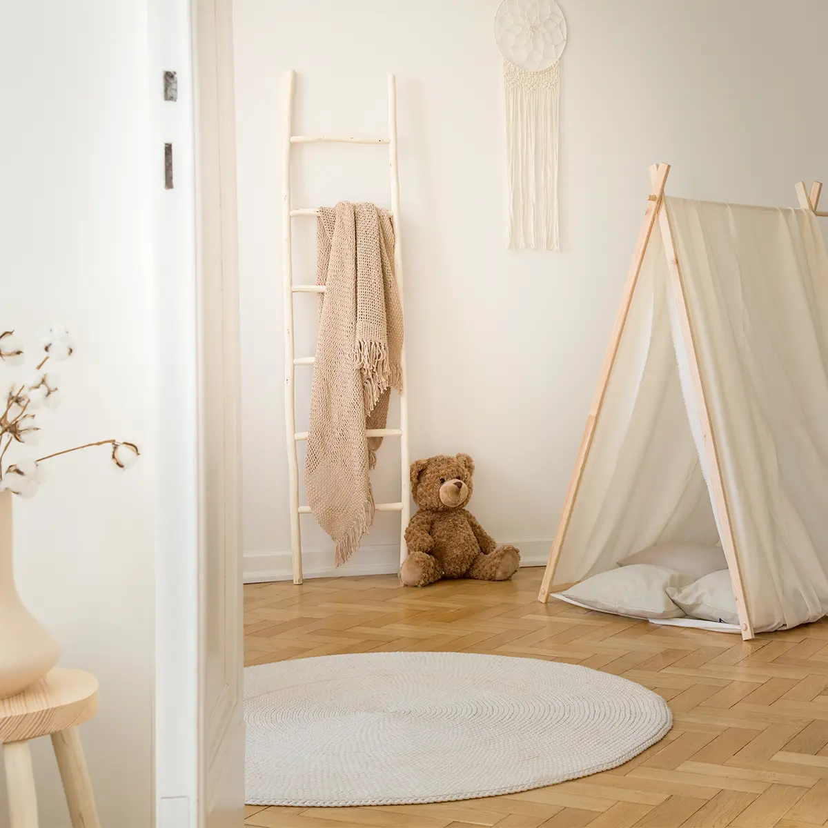 Kinderzimmer mit Leiter und Bär und Stoffzelt