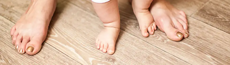 füße von einem kleinen baby und einer erwachsenen person nahaufnahme